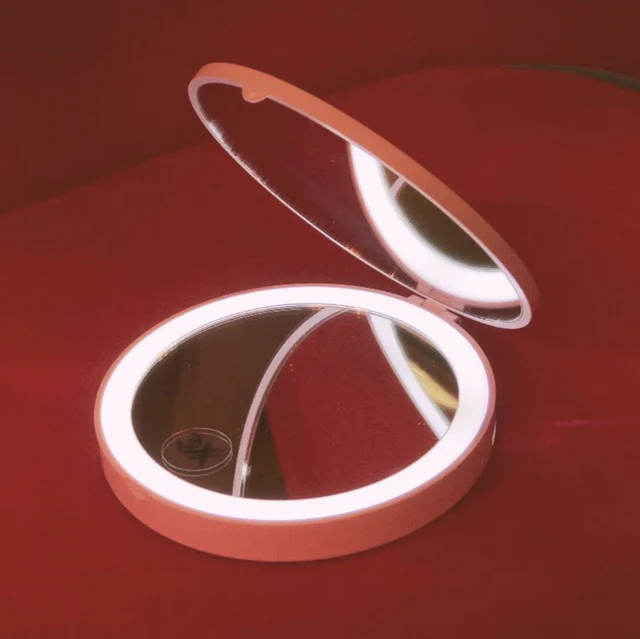 40 PIU’ FORTY Specchio Richiudibile Rotondo Portatile con Led "Che Fatica Essere Figa" Rosa 40 PIU’ FORTY Specchio Richiudibile Rotondo Portatile con Led "Che Fatica Essere Figa" Rosa