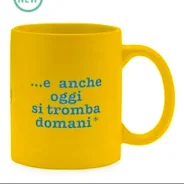 40 PIU’ FORTY MUG TAZZA CON MANICO GIALLO MAT CERAMICA "E ANCHE OGGI."....... 40 PIU’ FORTY MUG TAZZA CON MANICO GIALLO MAT CERAMICA "E ANCHE OGGI.".......