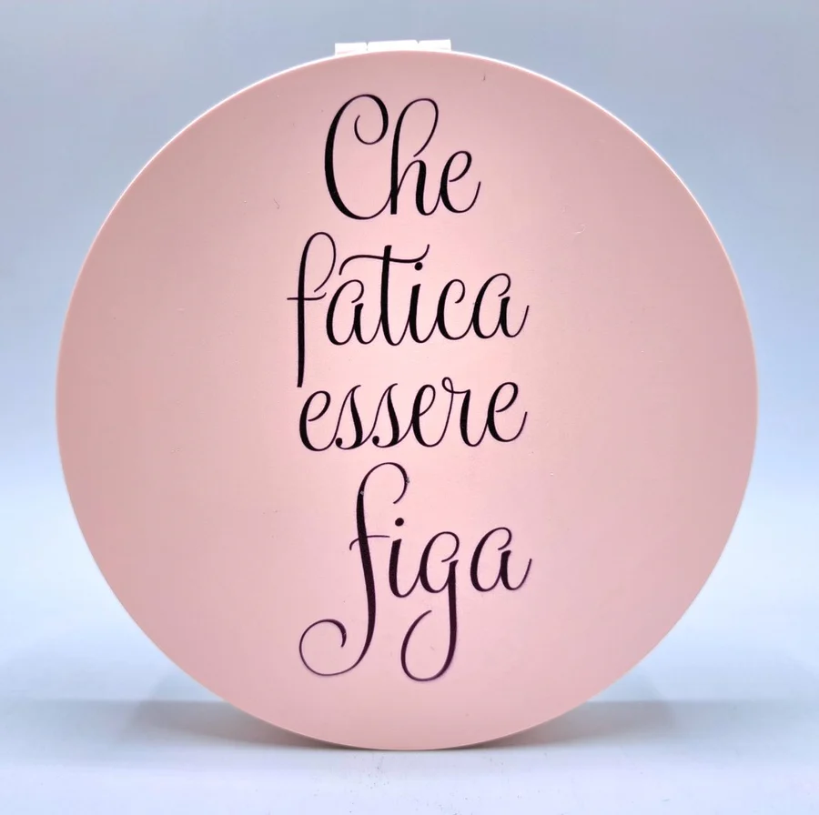 40 PIU’ FORTY Specchio Richiudibile Rotondo Portatile con Led "Che Fatica Essere Figa" Rosa 40 PIU’ FORTY Specchio Richiudibile Rotondo Portatile con Led "Che Fatica Essere Figa" Rosa