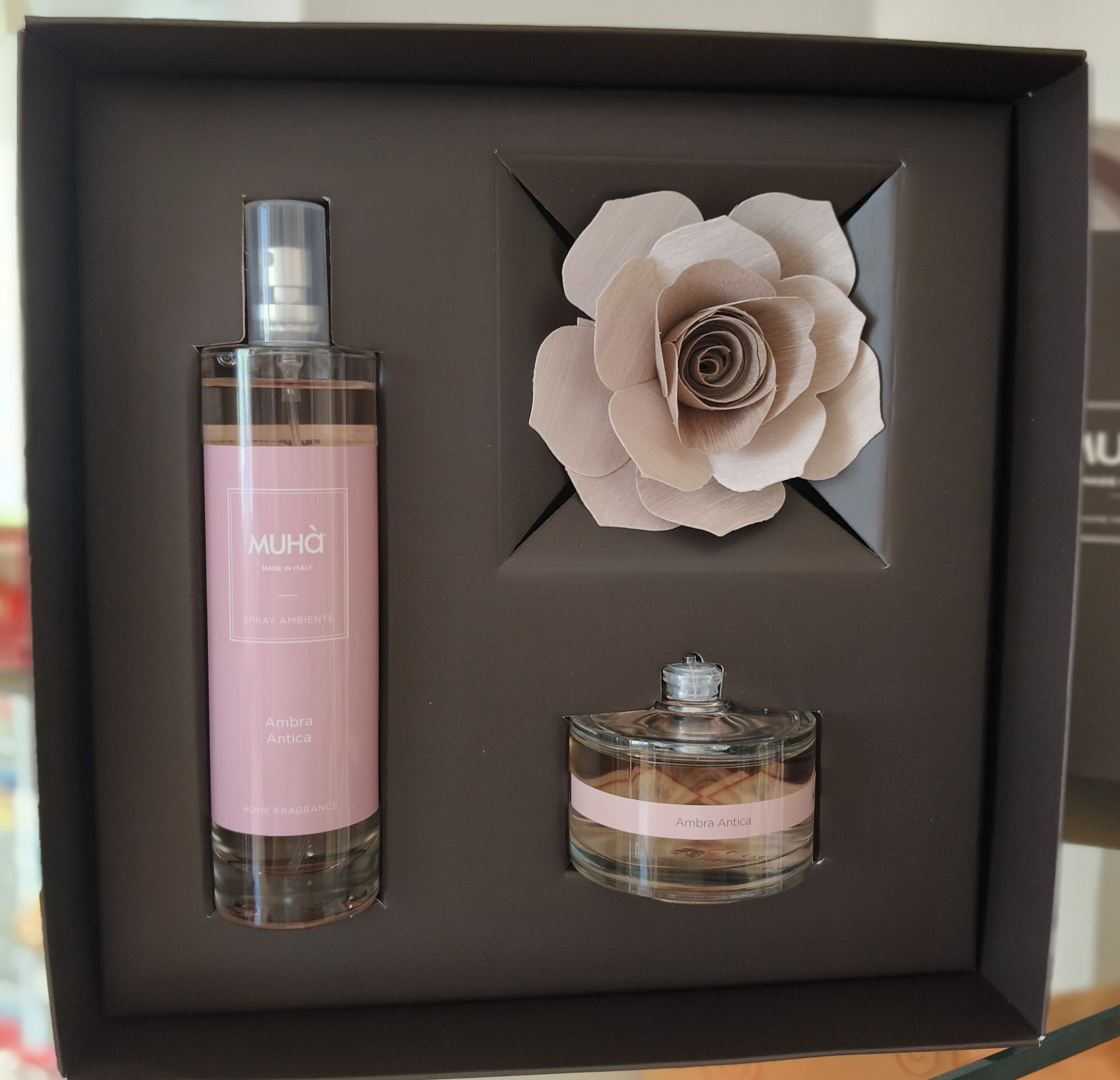 Muhà PROFUMATORE D’AMBIENTE CONFEZIONE ROSA 50+ SPRAY100 AMBRA ANTICA Muhà PROFUMATORE D’AMBIENTE CONFEZIONE ROSA 50+ SPRAY100 AMBRA ANTICA